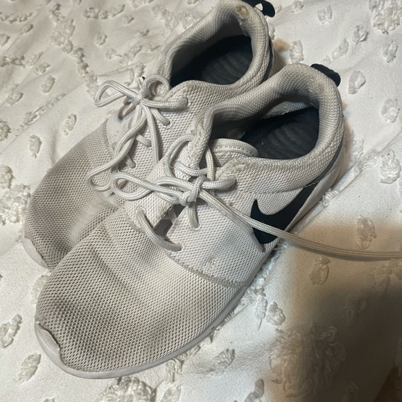 Nike tennis shoes - Picture 2 of 3